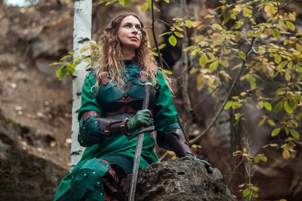 Elf γυναίκα σε πράσινο δέρμα πανοπλία με το ξίφος — Φωτογραφία Αρχείου
