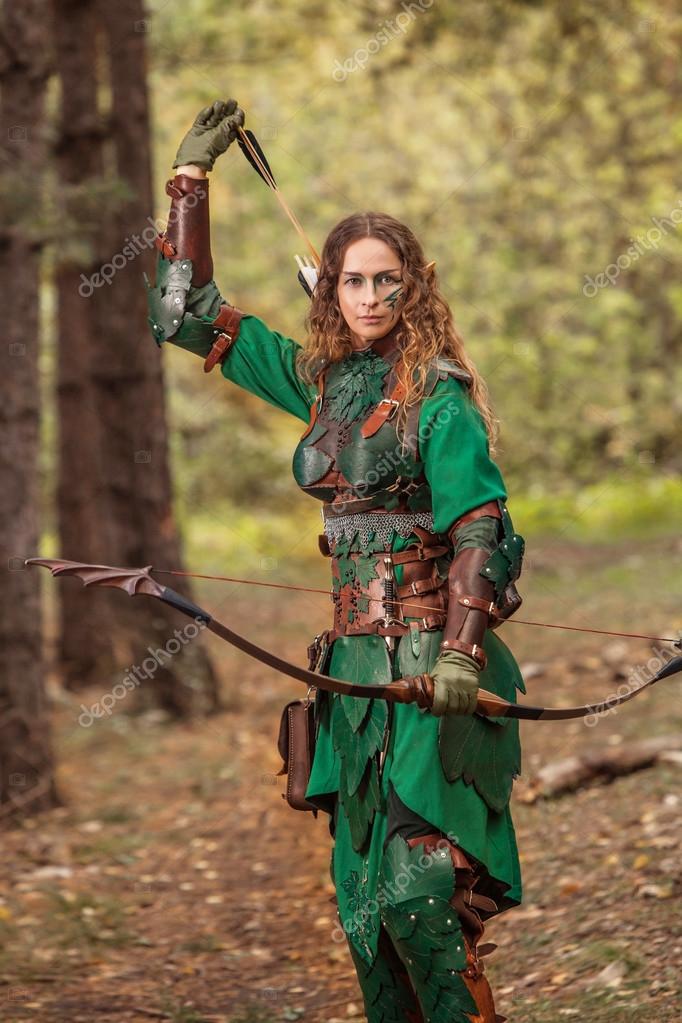 Mujer De Closeup Con Arco Y Flecha Con Disfraz De Flecha De Bosque