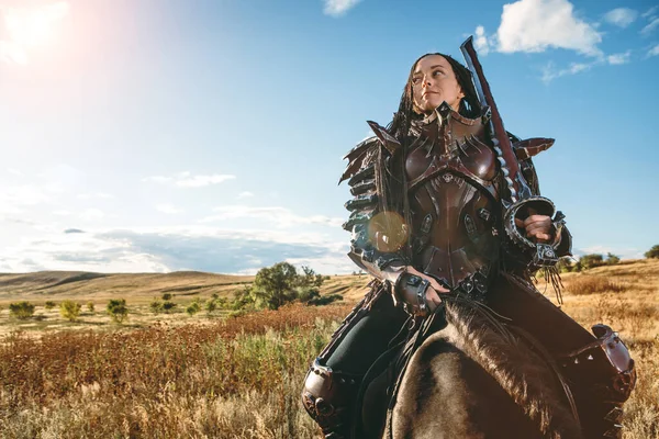 Cavaleiro Mulher Armadura Cavalo Contra Pôr Sol Campos Fundo — Fotografia de Stock