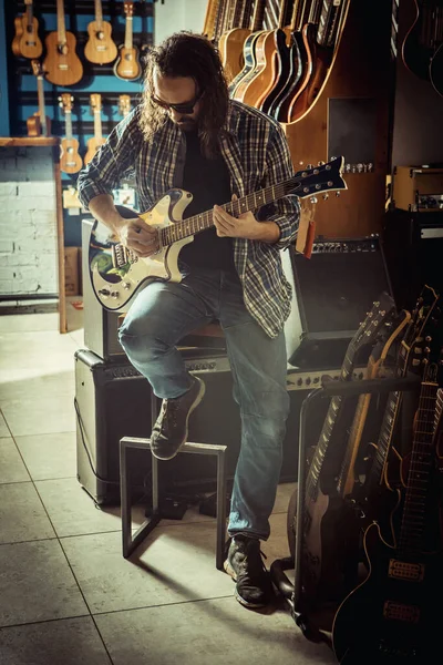 Gitarist Bir Müzik Aleti Dükkanında Elektro Gitarla Çalıyor — Stok fotoğraf