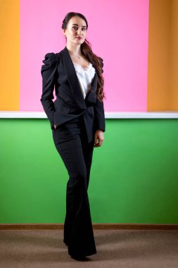 Parlak modern ofiste bir iş kadını portresi..