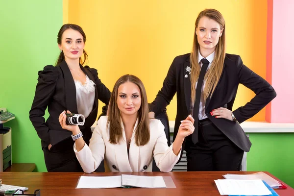 Bild Von Drei Erfolgreichen Geschäftsfrauen Gespräch Bei Einem Treffen Stockbild