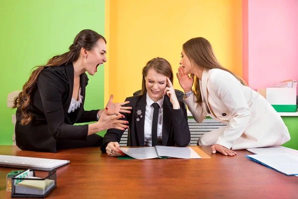 Bild Von Drei Erfolgreichen Geschäftsfrauen Gespräch Bei Einem Treffen Stockfoto