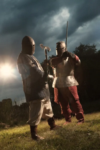 Esquadrão de dois cavaleiros medievais — Fotografia de Stock