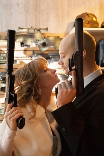 Casal bonito com as armas — Fotografia de Stock