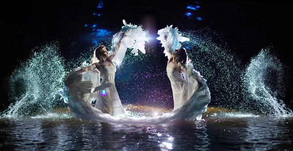 Hermosos ángeles blancos bailan en las gotas de agua . —  Fotos de Stock