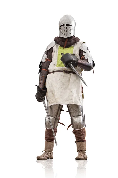 Mittelalterlicher Ritter mit Schwert und Dolch. isoliert auf weiß. — Stockfoto