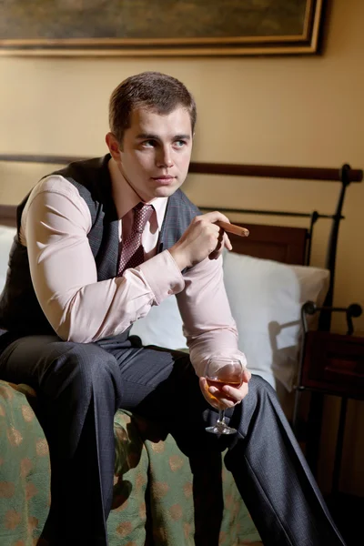 Slimme gentleman's gonna rook sigaar en drinken whisky. — Stockfoto