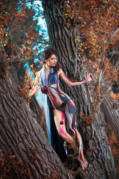 Hermosa mujer en bodyart en el fondo del bosque de otoño —  Fotos de Stock