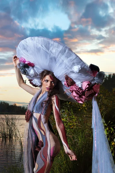 Hermosa mujer en bodyart en el fondo del atardecer del río — Foto de Stock