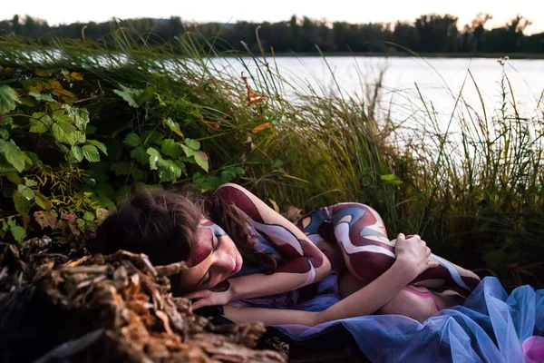 Piękna kobieta zamrożenie w ultrafioletowe na jesień backgrou rzeki — Zdjęcie stockowe