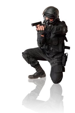 protactive varil tabanca ile silahlı adam. beyaz izole.