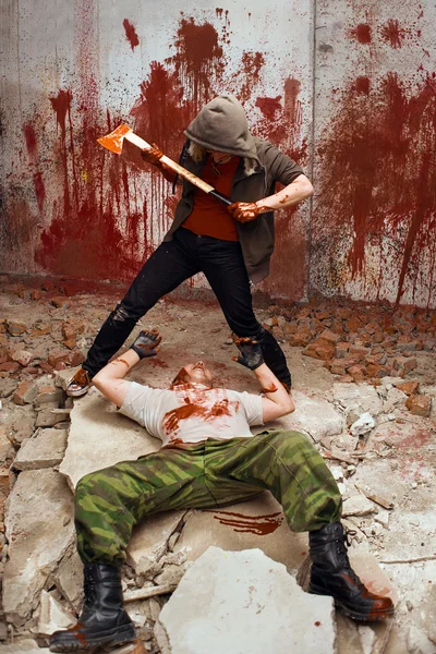 Bloody maniac with the axe is going to kill a victim — Stock Photo, Image