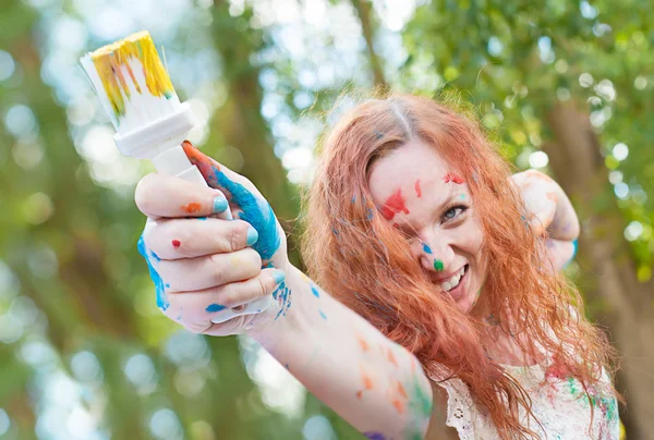 Smějící se žena s paitbrush je připravena pro kreativní bitva — Stock fotografie