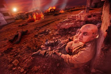Harabe şehrin arka plan üzerinde silahla yağ zombie.