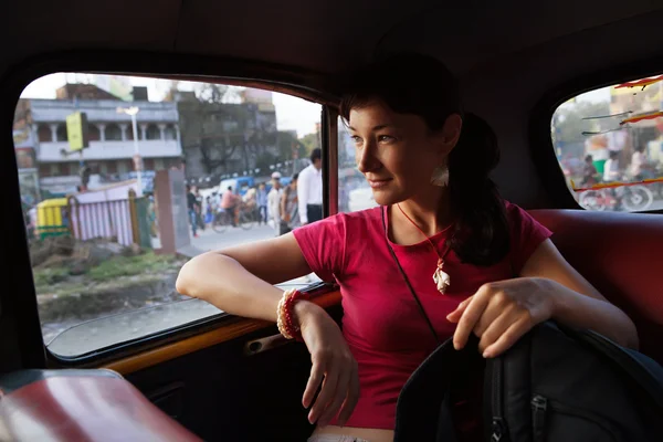 Hermosa mujer caucásica en taxi vintage. Ciudad asiática en el bac —  Fotos de Stock