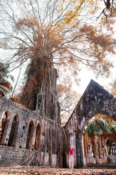 Woman in the ruined catholic church. Ross island, Andaman, India — Stock Photo, Image