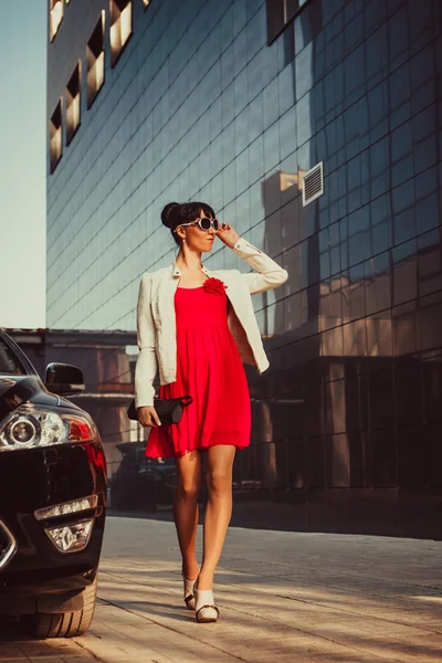 Belle jeune femme d'affaires près de sa voiture — Photo