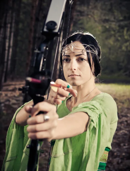 森背景に魔法の弓を持つエルフ女性. — ストック写真