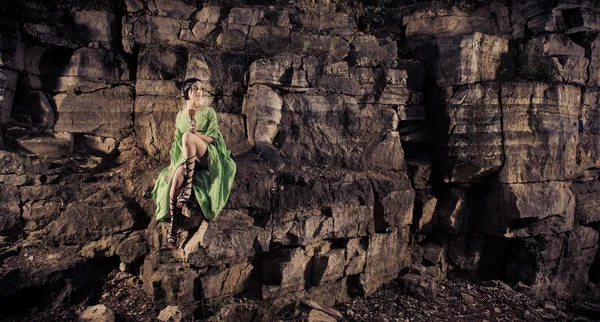 Όμορφη elf πριγκίπισσα είναι πόσιμο ένα κρασί πάνω στο βράχο. — Φωτογραφία Αρχείου