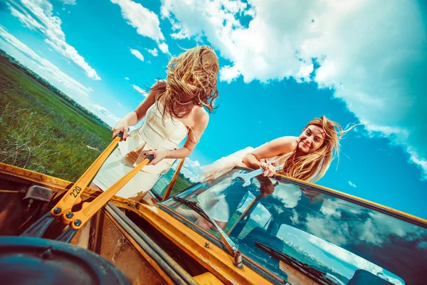 Belle donne con gli strumenti stanno riparando una macchina sulla strada rurale — Foto Stock