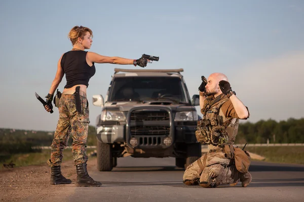 Rebellion woman with the gun is aiming on the soldier. — Stock Photo, Image