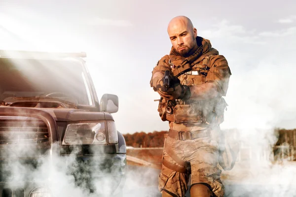 Zielender Soldat in amerikanischer Uniform. Militär-Geländewagen auf dem Rücken — Stockfoto