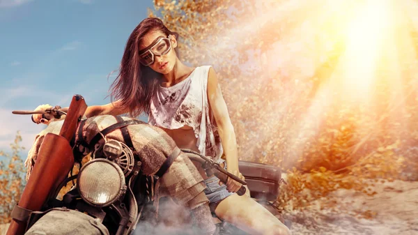 Sexy mulher motociclista no fundo do outono . — Fotografia de Stock