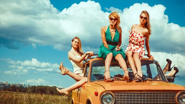 Cinco mulheres bonitas no carro velho . — Fotografia de Stock