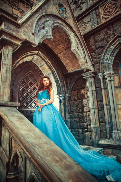 Princesse en robe bleue va ouvrir la porte du château . — Photo