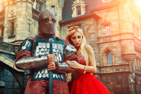 Cavaliere medievale con la sua amata signora — Foto Stock