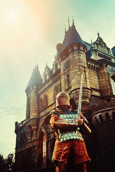 Mittelalterlicher Ritter mit dem Schwert auf dem Hintergrund der alten Burg — Stockfoto