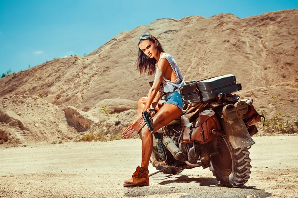 Sexy mulher motociclista no deserto fundo . — Fotografia de Stock