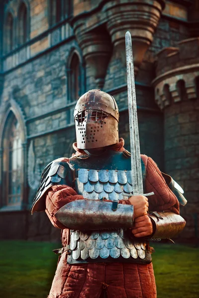 Caballero medieval con la espada en el fondo del antiguo castillo — Foto de Stock