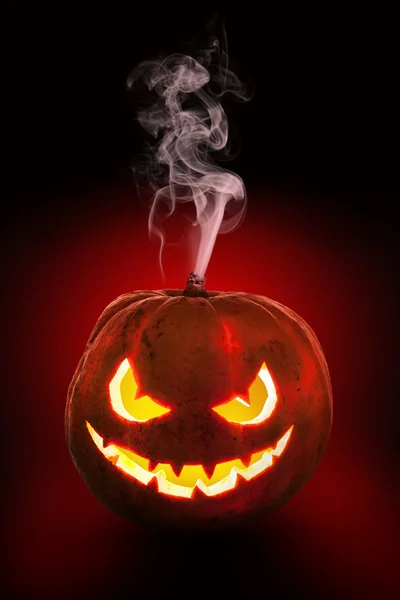 Smoking-like-a-bomb pumpkin on the dark background. — Stock Photo, Image