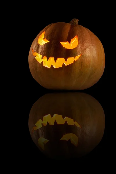 Abóbora de Halloween no fundo escuro . — Fotografia de Stock