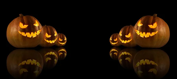 Citrouilles d'Halloween sur le fond sombre . — Photo