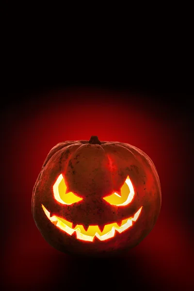 Citrouille d'Halloween sur le fond sombre . — Photo