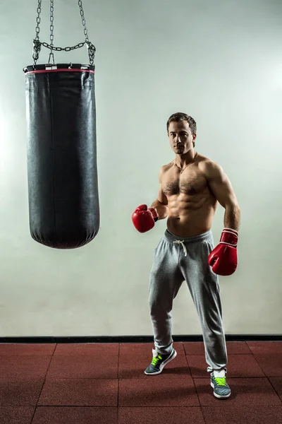 М'язистий боксер біля боксерської сумки . — стокове фото