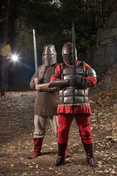 Отряд из двух средневековых рыцарей на ночном сельском фоне — стоковое фото