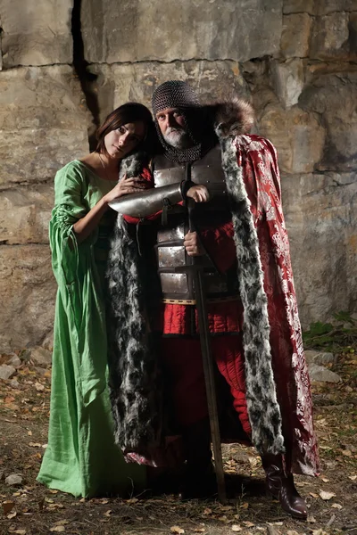 Der alte König mit dem Schwert verlässt seine Prinzessin. Felsen auf der Ba — Stockfoto