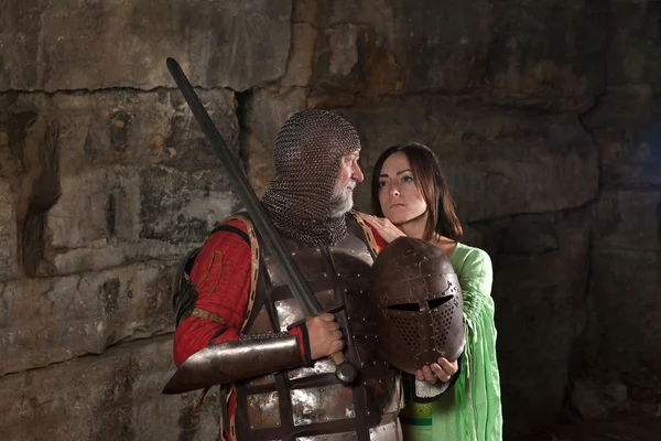 Starý král s mečem opouští svou princeznu. Skály na základ — Stock fotografie