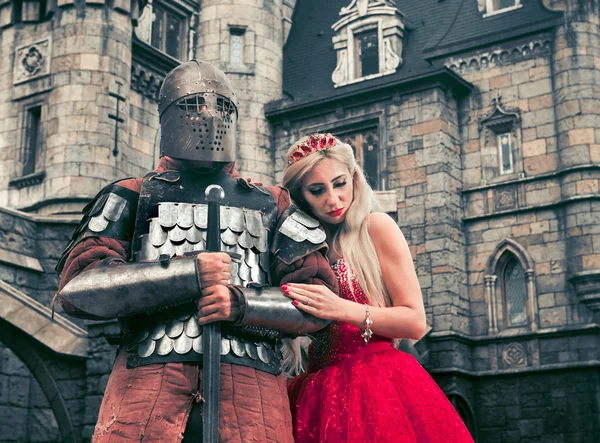 Cavaleiro medieval com a sua amada senhora. Processo de pós baixo contraste — Fotografia de Stock