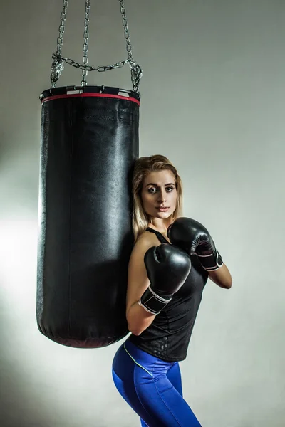 Сексуальна жінка боксер біля боксерської сумки . — стокове фото