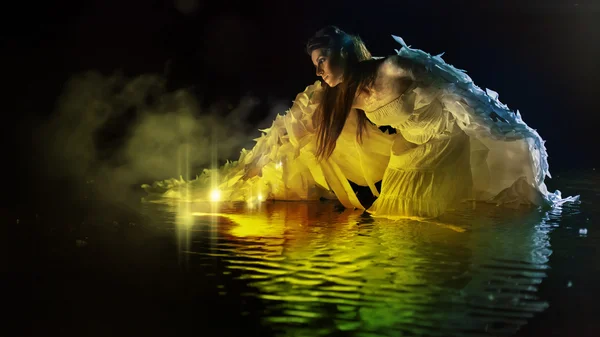 Όμορφη λευκή Άγγελος στέκεται στο μαγικό νερό. — Φωτογραφία Αρχείου