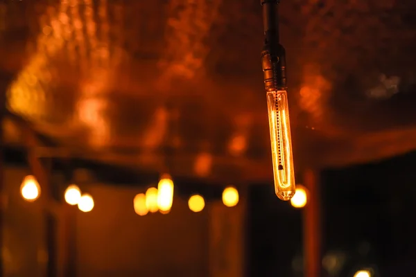 Lâmpadas de Edison brilhantes no fundo escuro . — Fotografia de Stock
