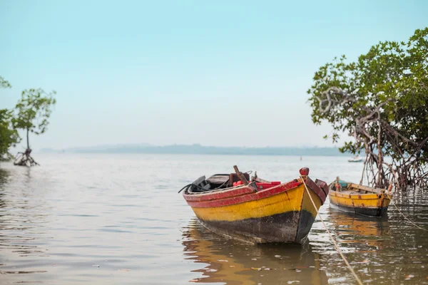 Vieux bateaux de pêcheur dans la baie . — Photo