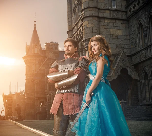 Middeleeuwse ridder met zijn geliefde lady. — Stockfoto