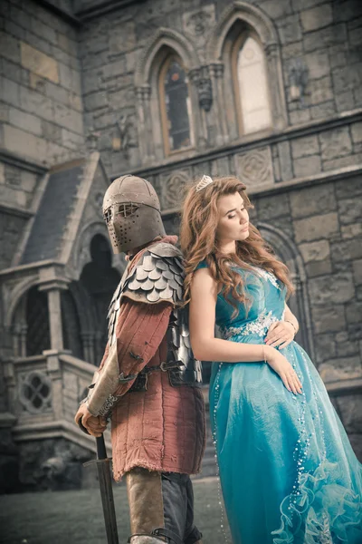 Cavaleiro medieval com sua amada senhora . — Fotografia de Stock