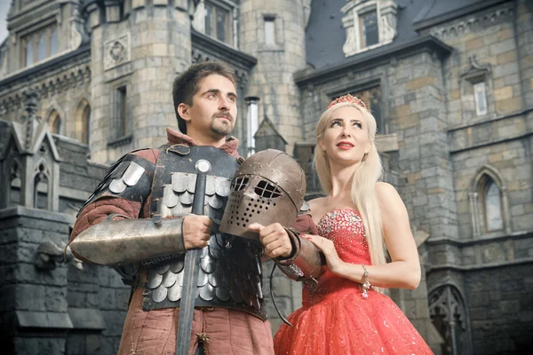 Middeleeuwse ridder met zijn geliefde lady. — Stockfoto